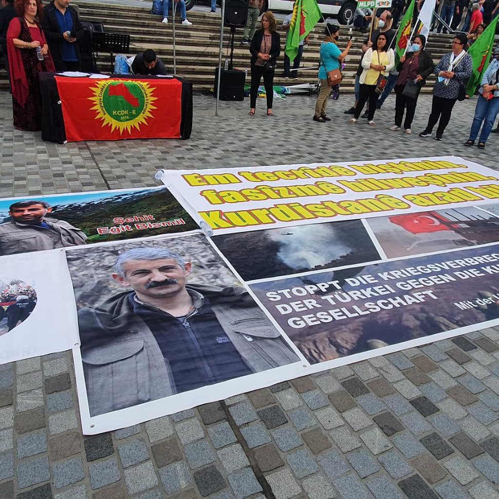 NckKassel's tweet photo. KRIMINALISIERUNG ENTGEGENTRETEN
Als Reaktion auf die letzte Kriminalisierung des deutschen Staates gegen die kurdische Organisationen haben sich mehrere hundert Menschen in Köln versammelt.
#DefendKurdistan #freekurdistan #riseup4rojava #fckerdogan #freekurdishactivists #k1107 https://t.co/liNqU9DU5D