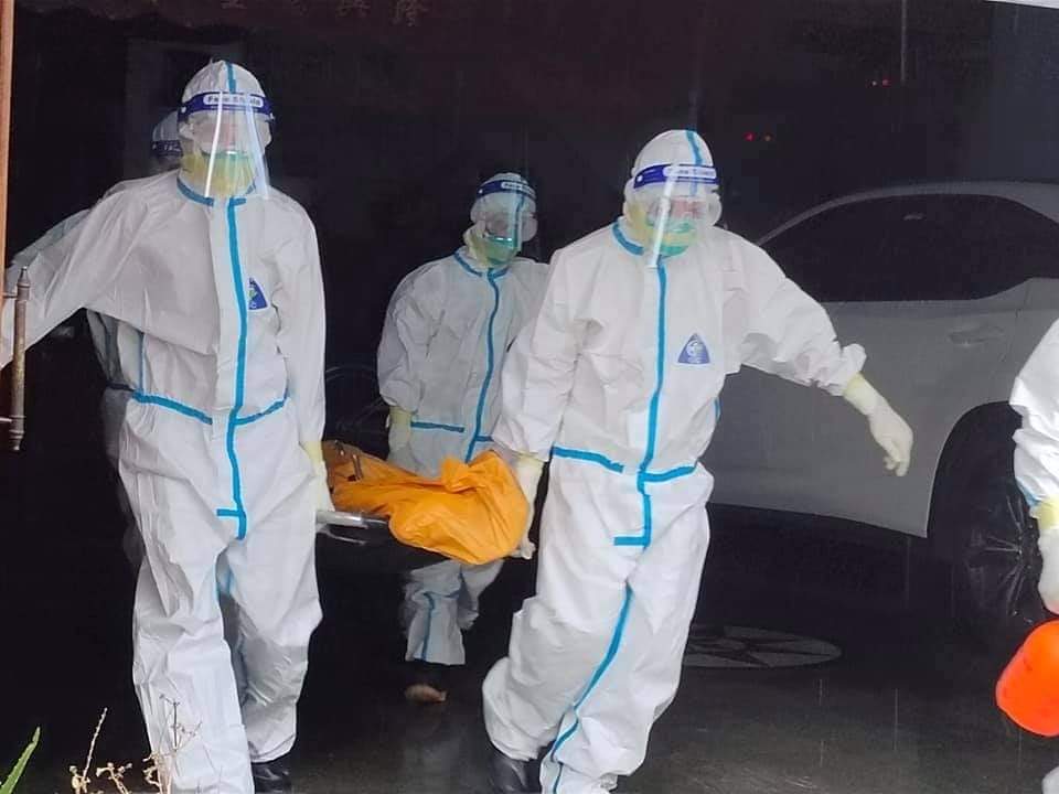 SaveMM99's tweet photo. Number of infected&amp;died Ppl increasing day by day especially in #Kalay.Instead of curing helpless civilians and trying for supporting health aids like Oxygen tanks,these Military Terrorists forcibly collecting electric bill from us. Obviously, that's why ppl hate dictators.(4/5) https://t.co/8N7aB6qd0J