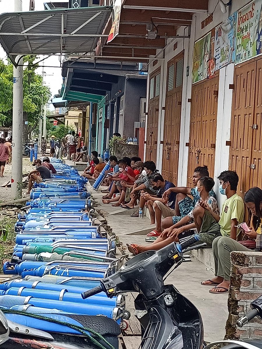 ppkx26's tweet photo. Under the watch of murderer MinAungHlaing in Myanmar, covid-19 is out of control &amp; threatening the whole region. People are facing severe oxygen shortage &amp; dying because of that. #Myanmar is now in CHAOS with Covid and Coup.  
#MyanmarNeedsO2
#July11Coup
#WhatsHappeningInMyanmar https://t.co/CUpPRuYsZG
