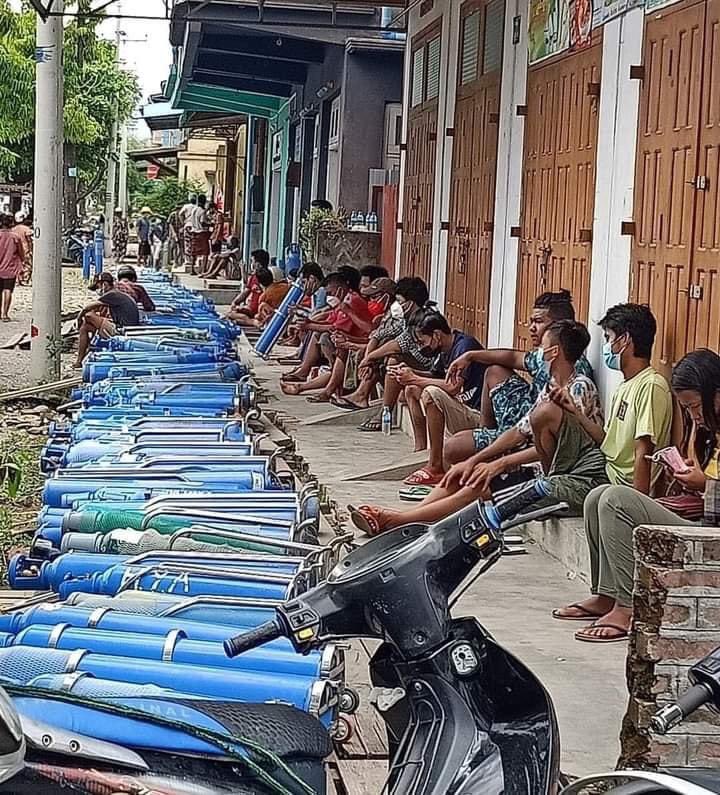 ShinnThant22's tweet photo. In Myanmar,
Due to third wave many people are dying, We need oxygen.
people are struggling for finding oxygen, even a whole family died due to third wave. In this situation military terrorist coups are shutting down the oxygen center. 
WE NEED HELP FOR COVID-19 https://t.co/0eD8HUr0Hm