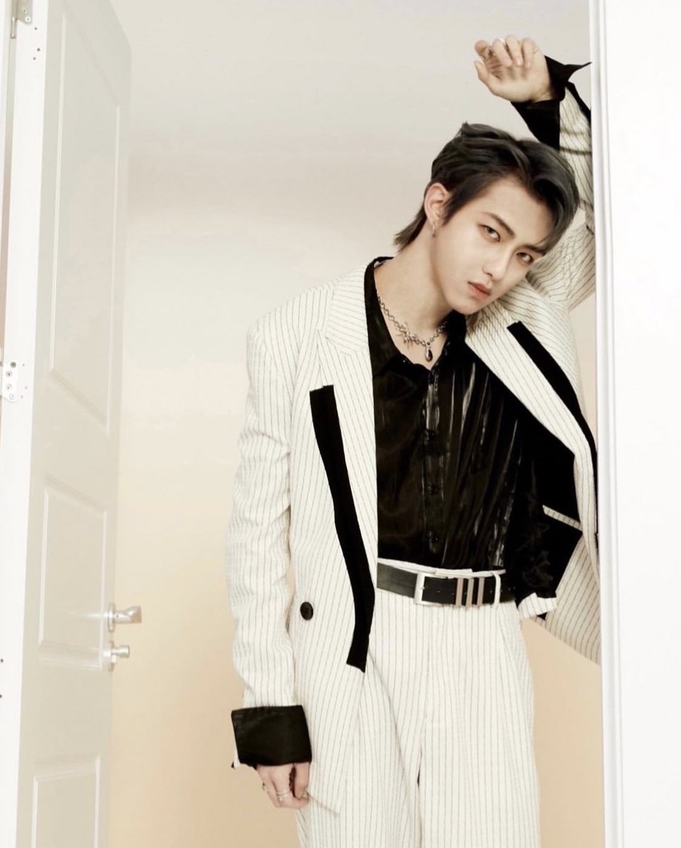 110721 | yixuan instagram update 👑

“#wonderland had a great time👌🏻” 

#yixuan #kingston #亿轩