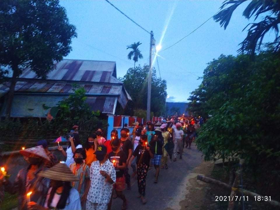 sggrvlyouth's tweet photo. Night strike against anti-terrorism council was held  in #Nyaung_Zin village, Thayet Chaung Township on July 11.

WE NEED HELP FOR COVID-19

#MyanmarNeedsO2
#July11Coup
#WhatsHappeningInMyanmar https://t.co/XbEXdCKhT6