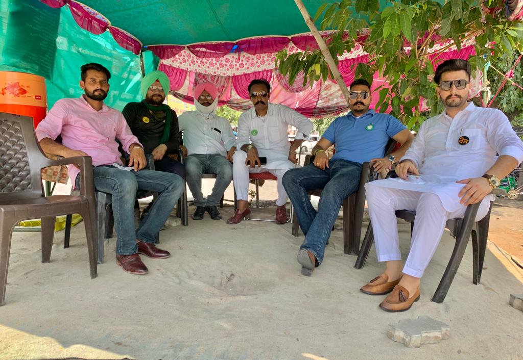 MannaSandhu7's tweet photo. Kissan Morcha pakka thdda,phase7,MOHALI..
@OfficialBKU 
@KlSANEKTAMORCHA 
@navdeepsingh_77 
@maninde63752642 
@savneet82312649 
@YadvinderSarpa1 
@SurjitS99093776 
@Simranj78401301 
@JagroopMavi 
@JtNirmaan 
#कृषि_कानून_रद्द_करो https://t.co/KCXD4w1SXo