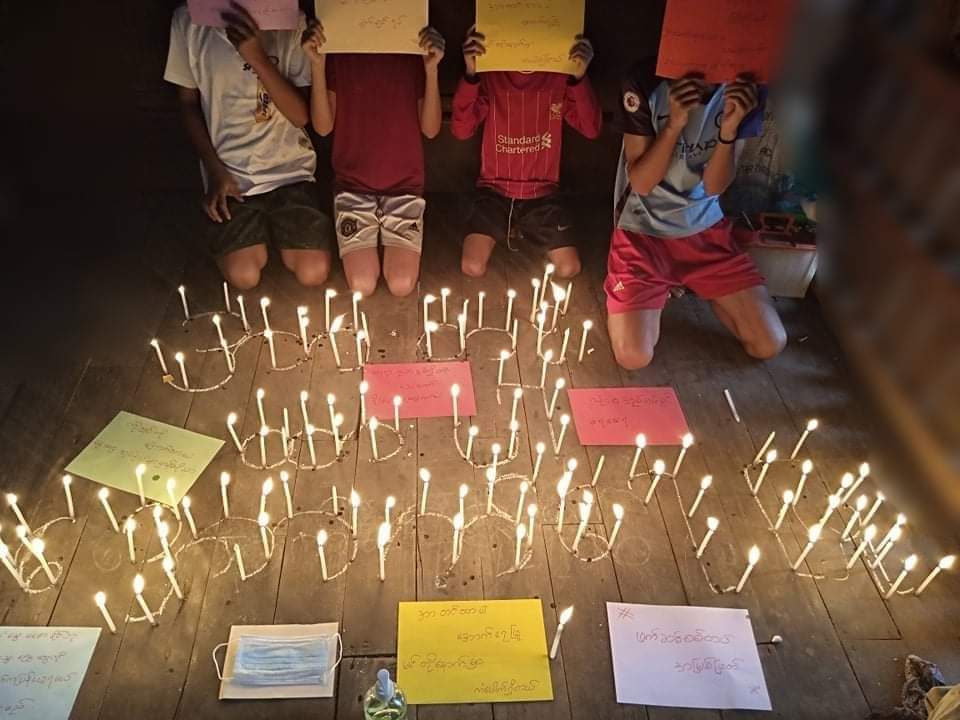 RvlBurma2's tweet photo. Tanintharyi Division,#Dawei District, youths in #Kanpauk area of ​​Yebyu Township staged a night of protest  to overthrow the military dictatorship, praying for the martyrs of the Spring Revolution.

WE NEED HELP FOR COVID-19

#MyanmarNeedsO2
#July11Coup
#WhatsHappeningInMyanmar https://t.co/Q9guWtFQhd