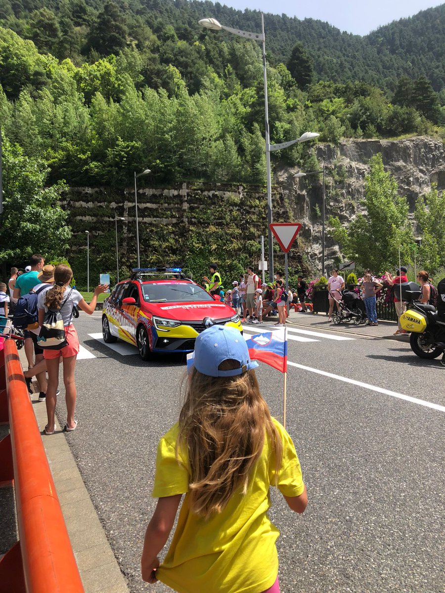 ComuEncamp's tweet photo. Comença la #festa del @letourdefrance a #Andorra! La caravana ja ha passat pel #pasdelacasa i per #encamp! Esperant als ciclistes sota el #funicamp i un magnífic 😎☀️ 
***
***
#letour #TDF2021 #Letourandorra #territoriciclista https://t.co/6pESOtJNXL