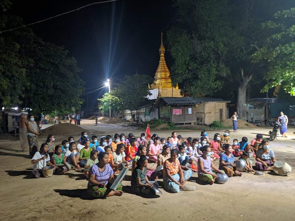 THANIELAUNG's tweet photo. People in #Depayin Township, Sagaing Division, went on strike on July 11 to expel the evil spirits of the Terrorist Military Council by hitting the pans and pots.

WE NEED HELP FOR COVID-19

#MyanmarNeedsO2
#July11Coup
#WhatsHappeningInMyanmar https://t.co/Y3666T2JTg