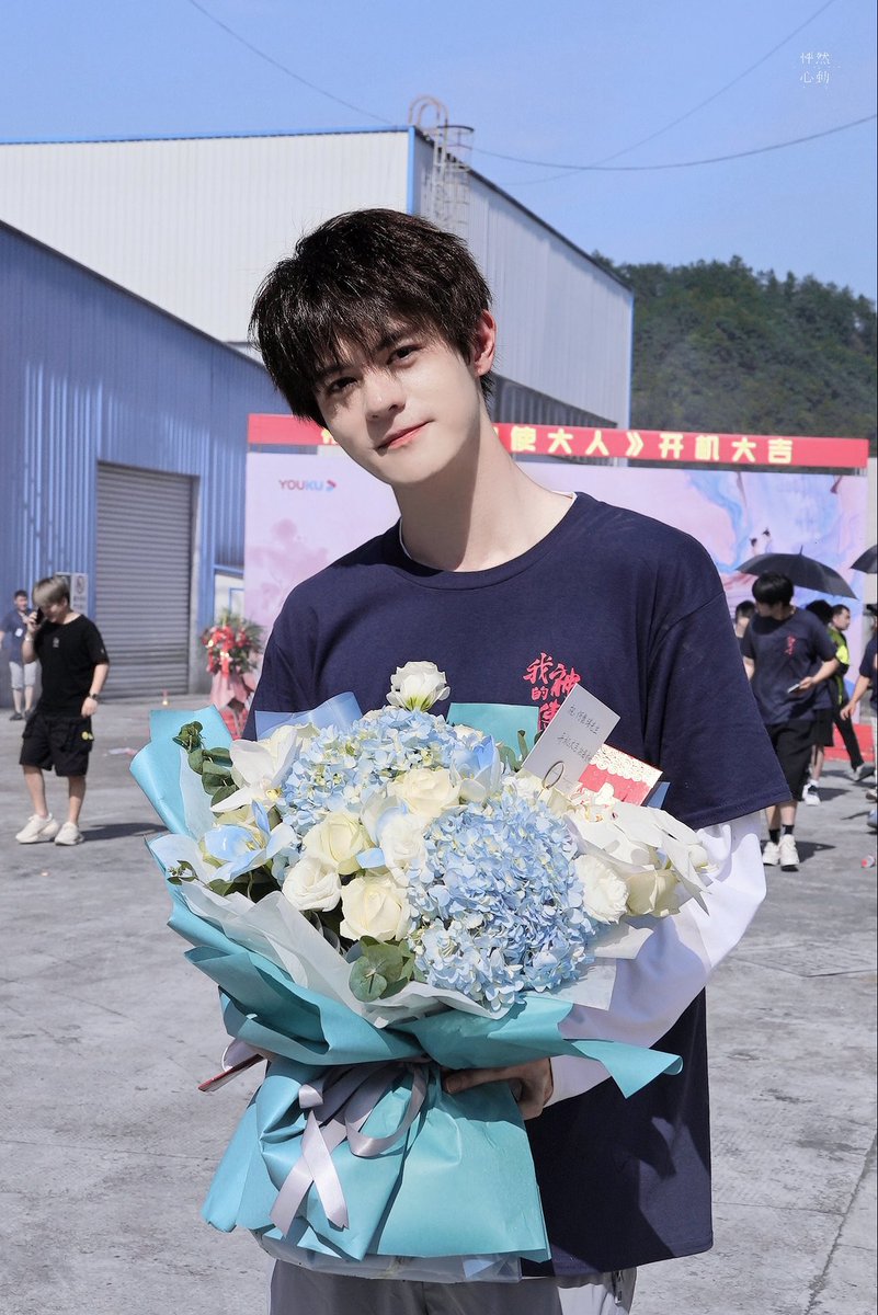 ahyeonxting's tweet photo. Actor He Derui coming your waaaay 🌈🤍

#HeDerui https://t.co/wN6AaIcKBU
