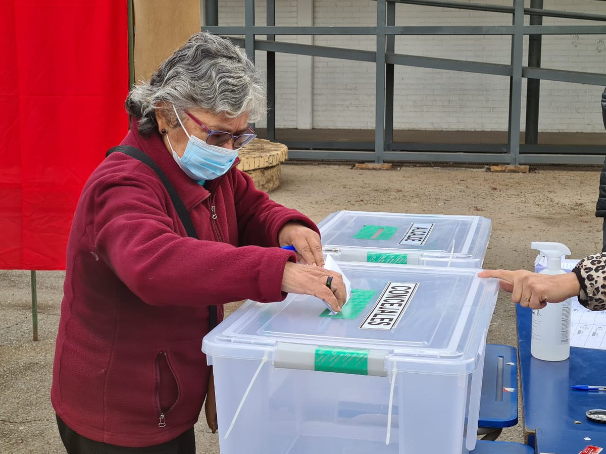 ServelChile's tweet photo. SAN RAMÓN | Seguimos recorriendo locales de votación junto al Presidente de Servel Andrés Tagle y Director Nacional Raúl García. 

Ahora nos encontramos en la Escuela Arturo Matte Larraín.

#elecciones2021cl https://t.co/OCoiTeUZDV