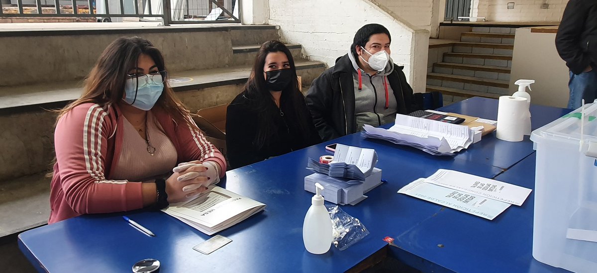 ServelChile's tweet photo. SAN RAMÓN | Seguimos recorriendo locales de votación junto al Presidente de Servel Andrés Tagle y Director Nacional Raúl García. 

Ahora nos encontramos en la Escuela Arturo Matte Larraín.

#elecciones2021cl https://t.co/OCoiTeUZDV