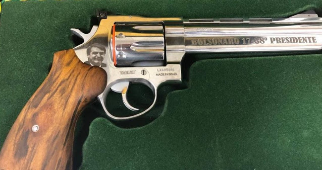 DefenseLrca's tweet photo. Revóver Taurus RT838 personalizado é presenteado ao Presidente Bolsonaro na 1ª Feira do Grafeno
#TaurusArmas #TaurusUSA #tasa4 #TaurusJindal #turnaround #antifragil #grafeno #tecnologia #RT838
https://t.co/D13CoUFFyg https://t.co/XbstBW7fWC