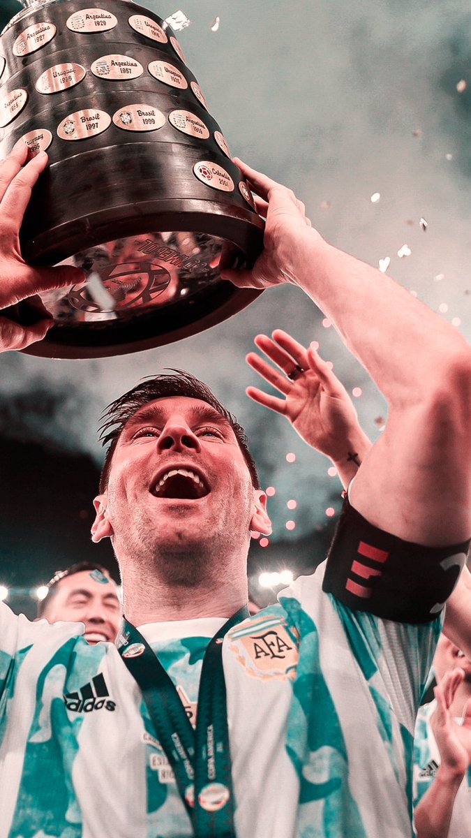 Messi Copa America Wallpaper: Bạn là fan của Lionel Messi? Bạn yêu thích bóng đá và những trận đấu quyết liệt? Hãy tải ngay bức hình nền Lionel Messi với chiếc cúp Copa America và cảm nhận niềm tự hào, sự đam mê vốn dĩ đã làm nên những trận đấu đẹp của Messi và đội tuyển Argentina.