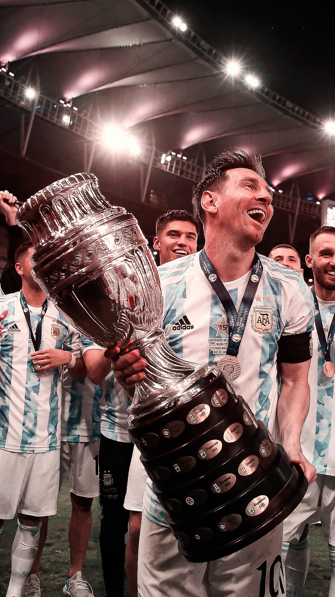 Với hình nền Messi Copa America đầy cảm hứng, bạn sẽ không muốn bỏ lỡ bất kỳ trận đấu nào của đội tuyển Argentina. Đây là lúc để giữ cho tinh thần của bạn vững vàng và cổ vũ cho Messi và đồng đội trong cuộc chiến trên sân cỏ!