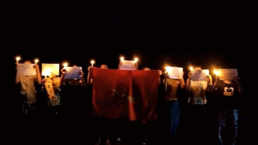 Candlelight night protest for Auk Yephyu village was held by the ppl of #Kanyonkyun village, Longlone Tsp.
WE NEED HELP FOR COVID-19

#MyanmarNeedsO2
#July11Coup
#WhatsHappeningInMyanmar