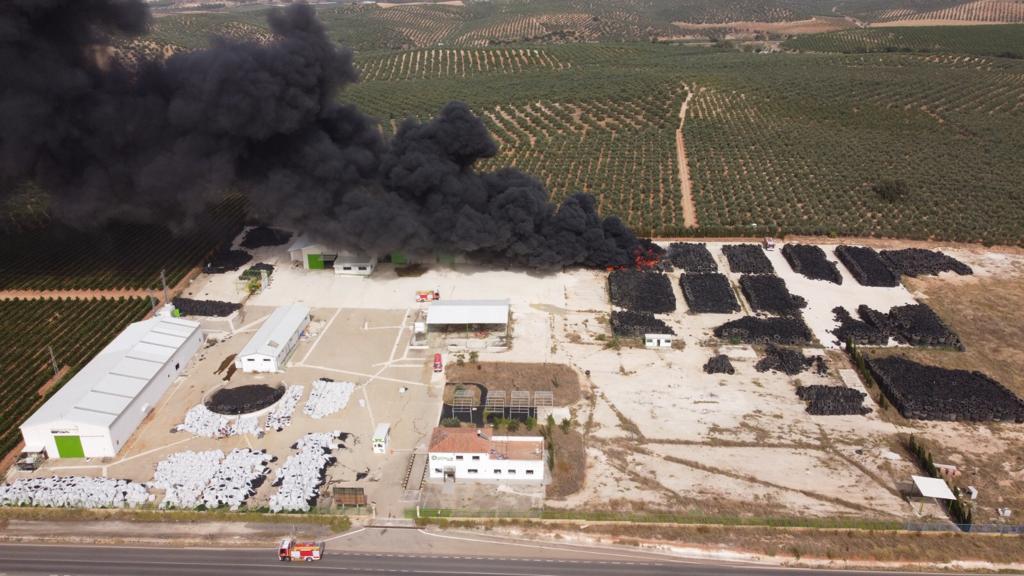 CCOOCORDOBA's tweet photo. @CCOOCORDOBA @BomberosCPPEI denuncia los riesgos para la salud de los bomberos en el incendio de neumáticos de Puente Genil
🦺 No pueden desinfectar los EPIs tras cada intervención porque no tienen de repuesto
https://t.co/UloEvcXmDE https://t.co/3RRJI36g3b