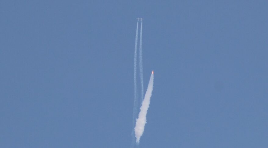MissionEspacio's tweet photo. El fundador de Virgin Galactic, Richard Branson, y otras cinco personas volaron al borde del espacio en el vehículo suborbital SpaceShipTwo de la compañía el 11 de julio, la culminación de un esfuerzo que comenzó hace casi 17 años #RichardBranson #Space https://t.co/MvW4ygB35S