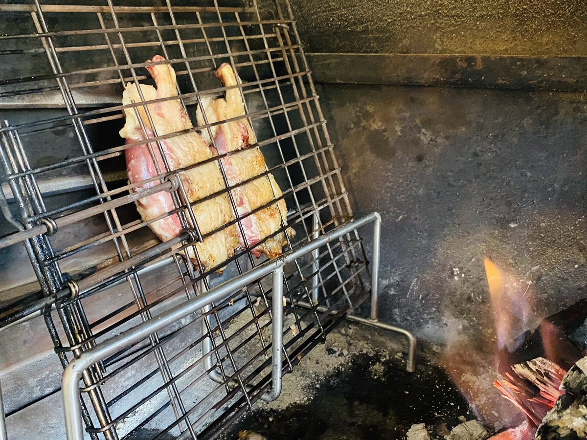 MartelizeBrink's tweet photo. Staan-eend op @infinitybraai se staanbraai met die res van die eend in โn sjinese-pot.
#duck #eend #martelizekook #martelizebraai #oordiekole #braai @infinitybraai #infinitybraai https://t.co/4ZF49Oo5PR
