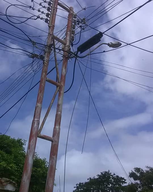 BajoLaLupaInfo's tweet photo. #Ahora Habitantes de Marisal temen lo peor. Hay unas guayas en el piso y temen que haya electricidad. Piden a @CorpoelecNuevaE atender esto #11Jul #IslaDeMargarita https://t.co/3SlIAM7nBW