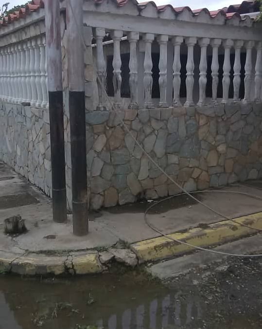 BajoLaLupaInfo's tweet photo. #Ahora Habitantes de Marisal temen lo peor. Hay unas guayas en el piso y temen que haya electricidad. Piden a @CorpoelecNuevaE atender esto #11Jul #IslaDeMargarita https://t.co/3SlIAM7nBW