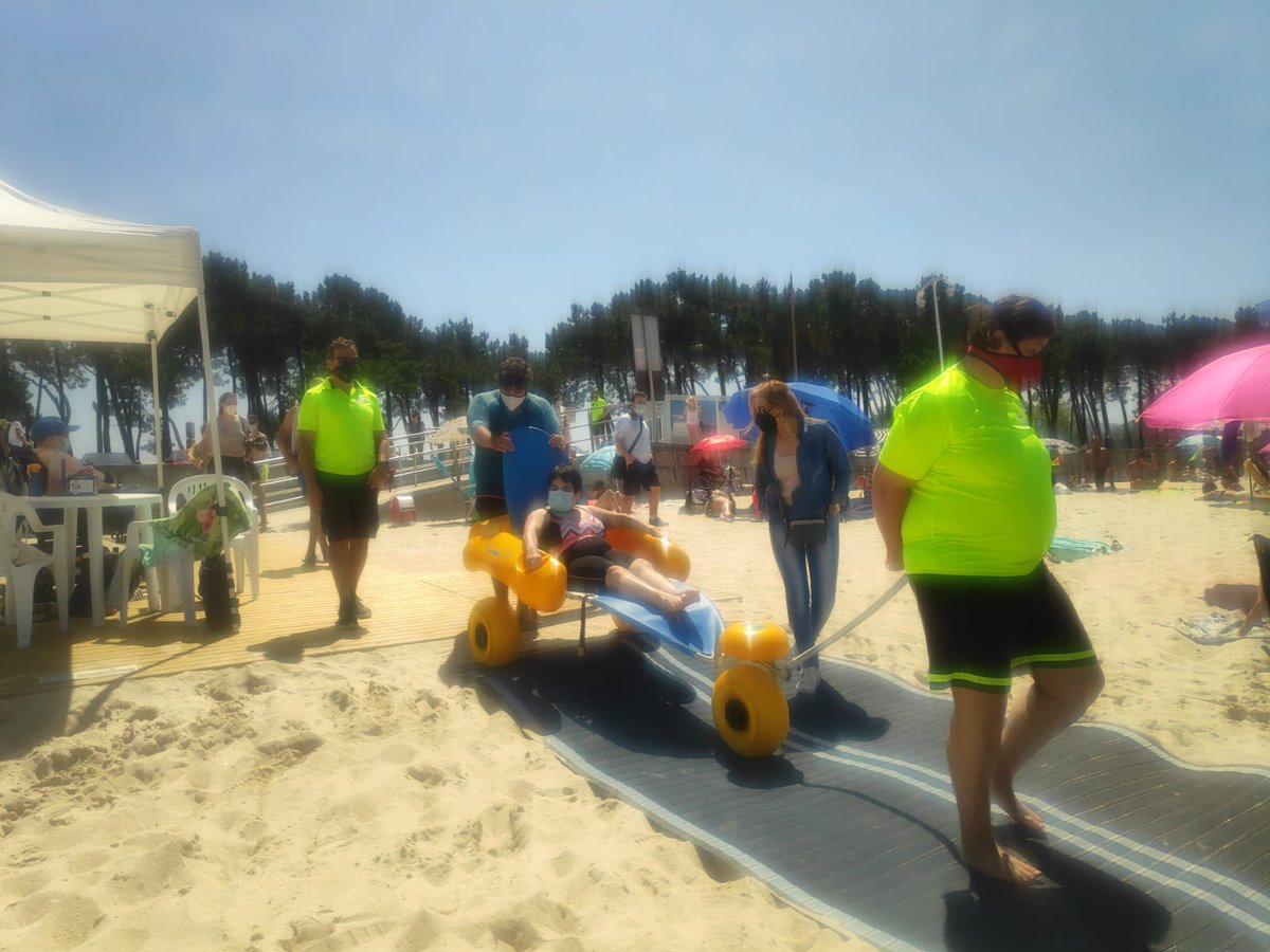 APAMPVigo's tweet photo. 😊👏Inauguramos temporada de playa!! 😊🌊🌊Especial agradecimiento a los compañer@s del servicio de accesibilidad, Miguel, Gonzalo, Rubén e Itziar, por su profesionalidad y cariño❤️
#apampcheosdevida #SomosASPACE #ocioinclusivo https://t.co/BOE1I5QPzt