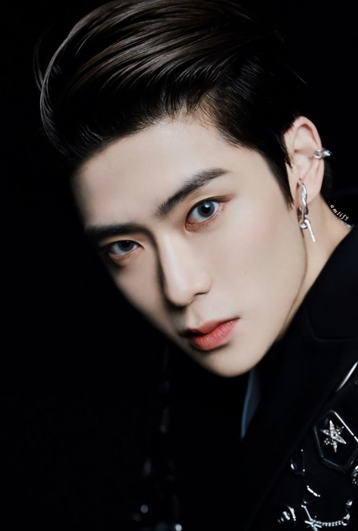 merachmerona's tweet image. — Psycho.

“Ini kisah ku. Delapan tahun tinggal di atap yang sama dengan seorang psikopat.”

Jaehyun au.