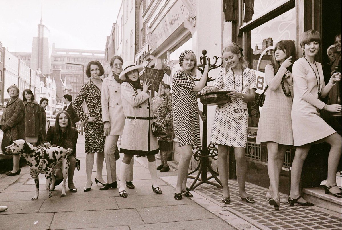 RT @Trannilicious17: Cathy McGowan & Cilla Black, Biba, Kensington Church Street, 1966 #1960s https://t.co/haIyGJ4XdV