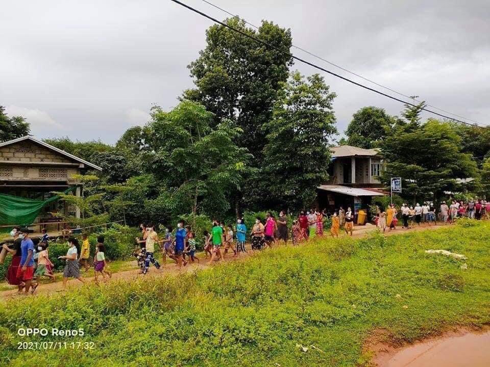 Local residents of Maemaw village Launglon township marched against military regime this afternoon, banging pots and pans to drive out evil dictator during protest march.  #WhatsHappeningInMyanmar #July11Coup  #MyanmarNeedsO2