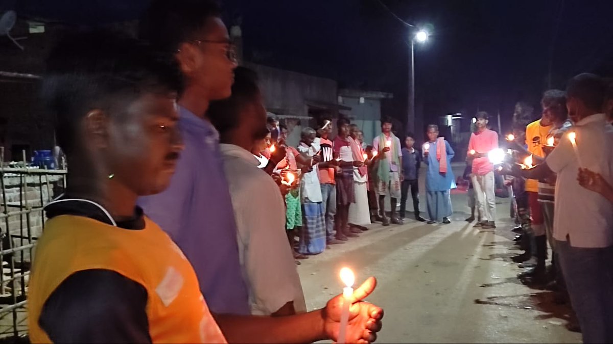 cpiml_jharkhand's tweet photo. झारखड़ के विभिन्न इलाकों में CPIML के साथियों अपनों की याद कार्यक्रम के तहत पिछले 6 जून से हर रविवार को चल रहे मोमबत्ती जलाकर कोविड महामारी में छीने गए लोगो को श्रद्धांजली दिया जा रहा है।  आज भी अपनो की याद में दीया, मोमबत्ती जलाएं।
@cpimlliberation
#counteverydeath 
#apnokiyaad https://t.co/U44G1e8GzM