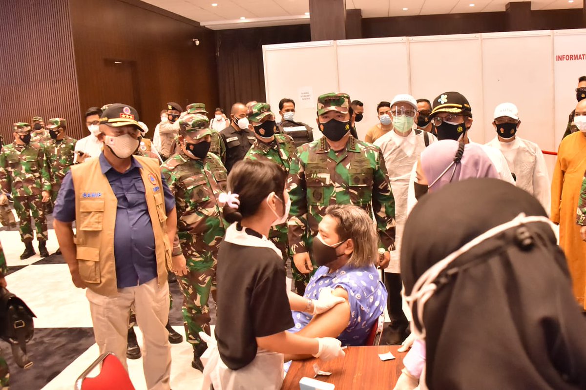 Puspen_TNI's tweet photo. Panglima TNI @TjahjantoHadi bersama Menteri Kesehatan Ir. Budi Gunadi Sadikin, CHFC.,CLU dan Kepala BNPB Letjen TNI Ganip Warsito, S.E., M.M., kembali meninjau sentra vaksinasi di JIExpo Kemayoran, Minggu (11/7/2021).
#tni #p5tni #kemenkes #bnpb #walubi https://t.co/F9XEukxZh8