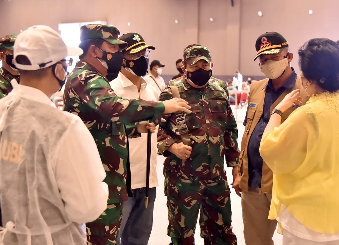 Puspen_TNI's tweet photo. Panglima TNI @TjahjantoHadi bersama Menteri Kesehatan Ir. Budi Gunadi Sadikin, CHFC.,CLU dan Kepala BNPB Letjen TNI Ganip Warsito, S.E., M.M., kembali meninjau sentra vaksinasi di JIExpo Kemayoran, Minggu (11/7/2021).
#tni #p5tni #kemenkes #bnpb #walubi https://t.co/F9XEukxZh8