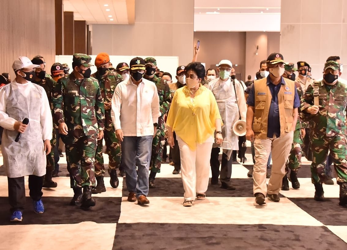 Puspen_TNI's tweet photo. Panglima TNI @TjahjantoHadi bersama Menteri Kesehatan Ir. Budi Gunadi Sadikin, CHFC.,CLU dan Kepala BNPB Letjen TNI Ganip Warsito, S.E., M.M., kembali meninjau sentra vaksinasi di JIExpo Kemayoran, Minggu (11/7/2021).
#tni #p5tni #kemenkes #bnpb #walubi https://t.co/F9XEukxZh8