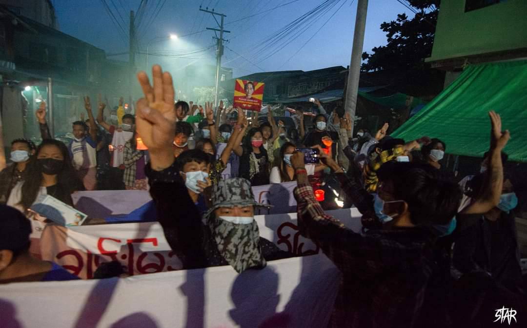 emeralmon's tweet photo. Protest against military dictatorship by massive protesters from Mandalay WE NEED HELP FOR COVID-19 #MyanmarNeedsO2 #WhatsHappeningInMyanmar #July11Coup https://t.co/qnd9JjwrrN