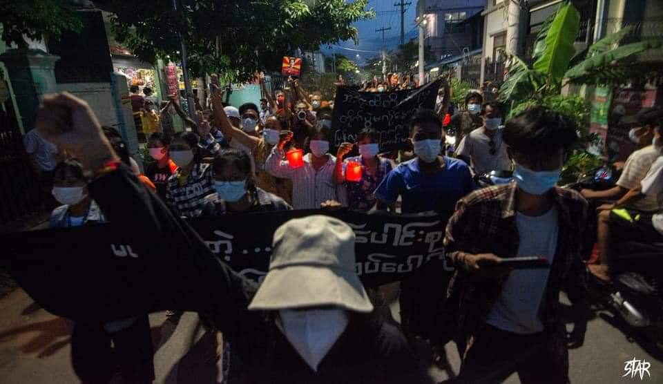 emeralmon's tweet photo. Protest against military dictatorship by massive protesters from Mandalay WE NEED HELP FOR COVID-19 #MyanmarNeedsO2 #WhatsHappeningInMyanmar #July11Coup https://t.co/qnd9JjwrrN