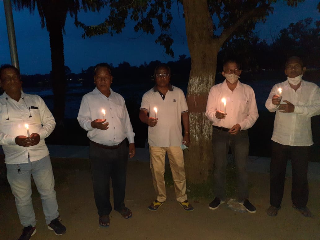 cpiml_jharkhand's tweet photo. झारखंड के विभिन्न इलाकों में CPIML के साथियों के द्वारा अपनोंकी याद कार्यक्रम के तहत पिछले 6 जून से हर रविवार को चल रहे मोमबत्ती जलाकर कोविड महामारी में छीने गए लोगो को श्रद्धांजली दिया जा रहा है।  आज भी अपनो की याद में दीया, जलाएं।
@cpimlliberation
#counteverydeath 
#apnokiyaad https://t.co/MNXuHKIyTi