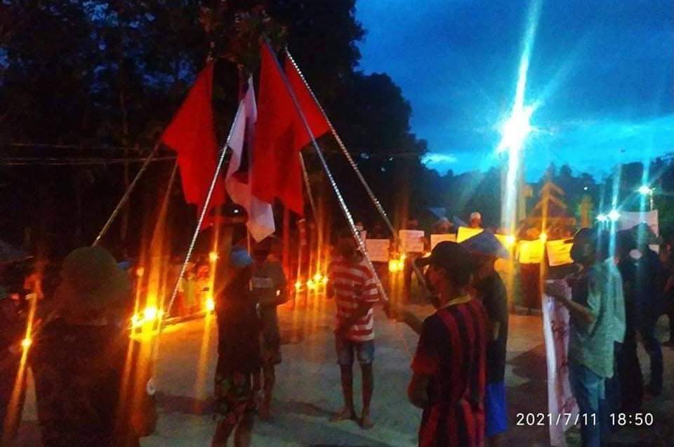 m_krl1's tweet photo. We Never Cold-Blooded For Democracy! 

Residents in #NyaungZin village,#ThayetChaung Tsp held a peaceful candlelights marching strike against the Military Dictatorship tonight.

WE NEED HELP FOR COVID-19

#MyanmarNeedsO2
#July11Coup
#WhatsHappeningInMyanmar #MilkTeaAlliance https://t.co/euzjI6OwSt