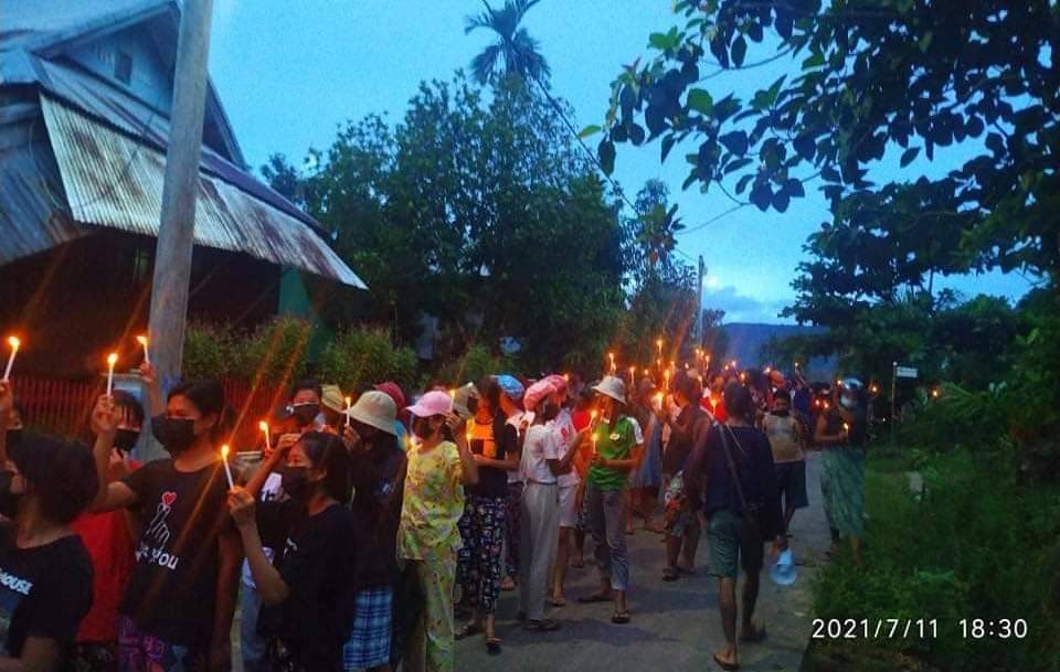 m_krl1's tweet photo. We Never Cold-Blooded For Democracy! 

Residents in #NyaungZin village,#ThayetChaung Tsp held a peaceful candlelights marching strike against the Military Dictatorship tonight.

WE NEED HELP FOR COVID-19

#MyanmarNeedsO2
#July11Coup
#WhatsHappeningInMyanmar #MilkTeaAlliance https://t.co/euzjI6OwSt