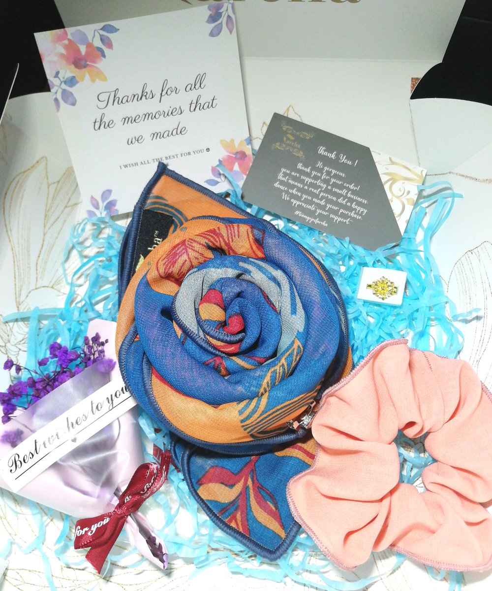 hanaruu11's tweet photo. @ketengahketepi Hai uolls, SurpriseBox Fareha utk yg tersayang hanya Rm37 shj!

🌹6 Items dalam kotak tersebut
1. Sehelai tudung fareha
2. Satu mini bouquet
3. Kerongsang
4. Satu scrunchy
5. Sekeping kad terima kasih
6. Kata2 ucapan

Wasap
https://t.co/RnihBJAvg1

Shopee
https://t.co/yiP0lGOz21 https://t.co/pkRwqfkNKQ