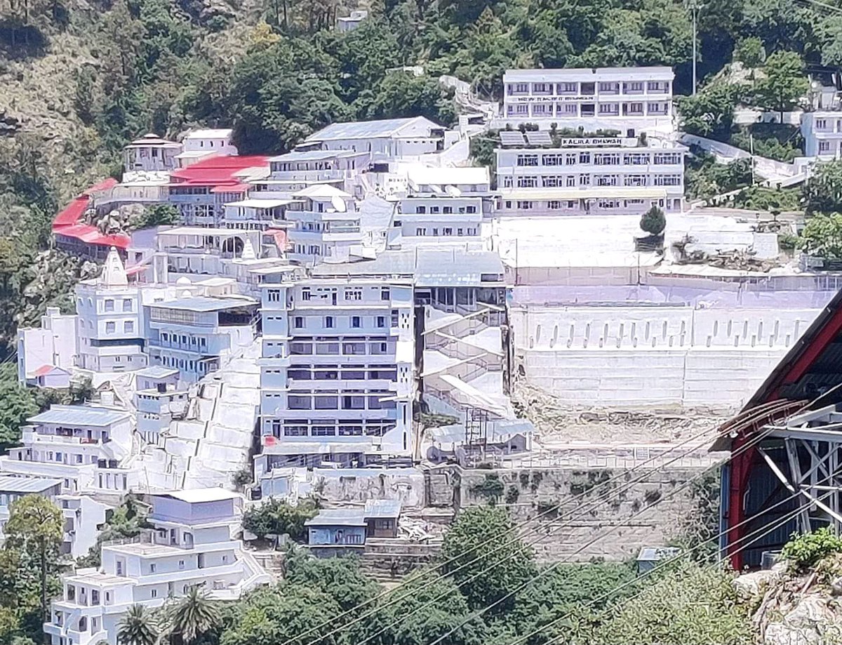 sonalgoelias's tweet photo. Team of #MataVaishnoDevi Shrine Board deserves an appreciation !

Despite 1000s of Pilgrims visiting each day,entire Yatra Route is always clean;Staff deployed sincerely keeps doing their task; whether its sweeping the yatra routes or managing facilities for Pilgrims for Darshan. https://t.co/g1vtGewDlp