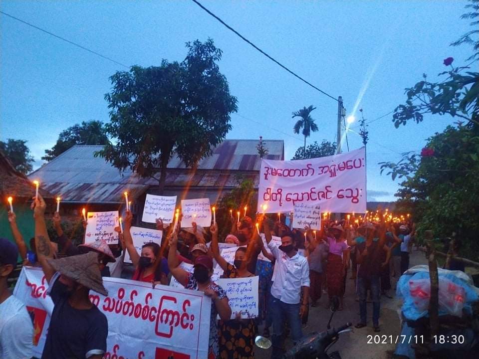 emeralmon's tweet photo. Anti-coup night #CandleLightStrike in Dawei's ThayetChaung, NyaungZin Vlg, Tanintharyi Region.  WE NEED HELP FOR COVID-19 #MyanmarNeedsO2 #July11Coup #WhatsHappeningInMyanmar https://t.co/DhMgRblfgG