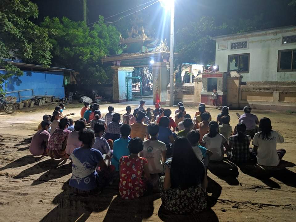emeralmon's tweet photo. Anti-coup night strike in Sagaing's Depayin by banging posts and pans.  WE NEED HELP FOR COVID-19 #MyanmarNeedsO2 #July11Coup #WhatsHappeningInMyanmar https://t.co/Lhla7D2EbO