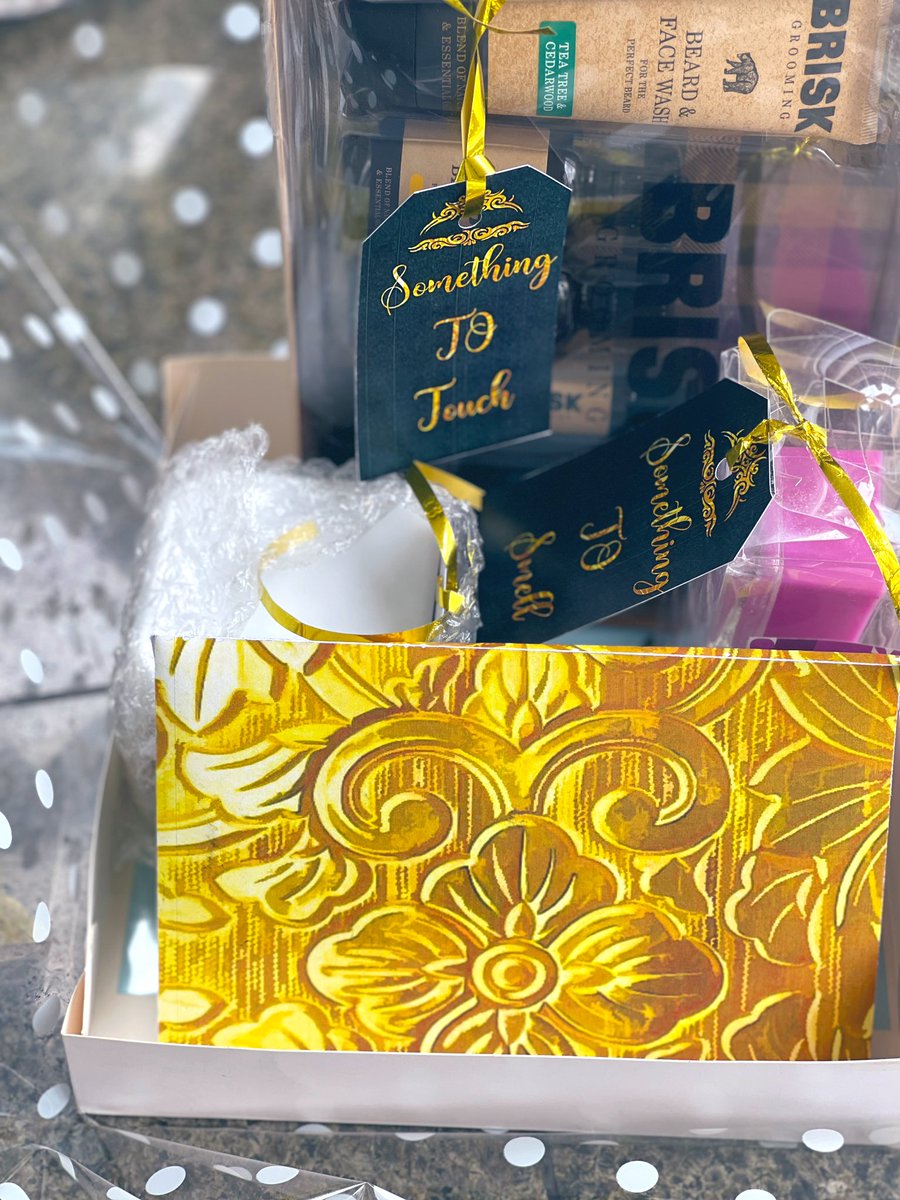 vughnn's tweet image. Good evening people, it’s the beginning of a new week I’m available to send gift and care packages to your loved ones. I’ll do a great job which is to make to them really happy. Just dm🙏🏾