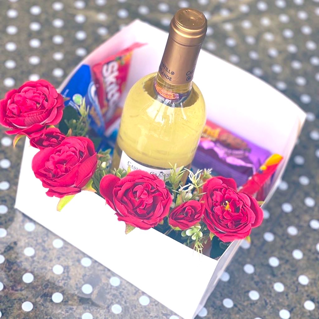 vughnn's tweet image. Good evening people, it’s the beginning of a new week I’m available to send gift and care packages to your loved ones. I’ll do a great job which is to make to them really happy. Just dm🙏🏾