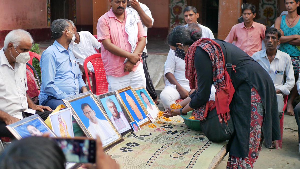 AmberTiwari12's tweet photo. Comrades @kavita_krishnan, Santosh Sahar (editor, Samkalin Lokyudh), Hansnath Ram and others paying tribute to Covid19 victims in Darauli, Siwan, Bihar along with Covid bereaved members of the area. #ApnonKiYaad #CountEveryDeath @counteverydeath https://t.co/p4RTzanIif