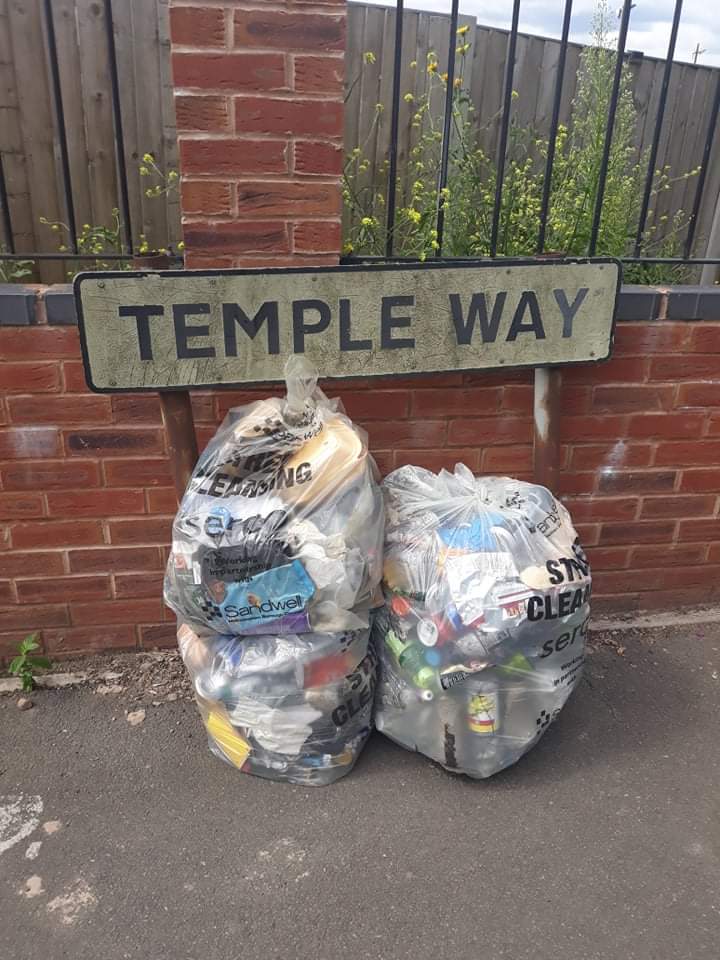 Litterwatch1's tweet photo. #sunnysundays☀️ with Jane she's been out on her #AdoptAStreet this afternoon doing a quick #Litterpick whilst the sun is shining collected 1 bag of #Litter #TempleWay #oldbury 
Keep up the good work 😁
@sandwellcouncil 
@SercoESUK 
#volunteeringmakesadifference https://t.co/2YKz2ecRNH