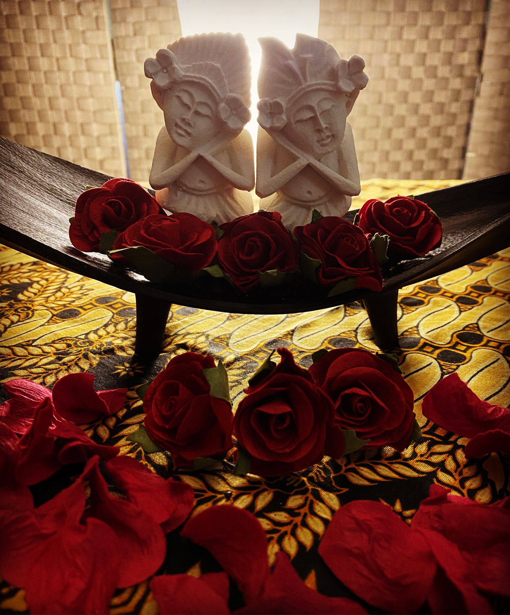 トータルビューティーサロンhk トータルビューティーサロンhk 古代エジプトのクレオパトラも愛したバラには 女性ホルモン エストロゲン の分泌を高める作用があり 幸せホルモン と呼ばれています ローズ蒸しのご予約はこちら T