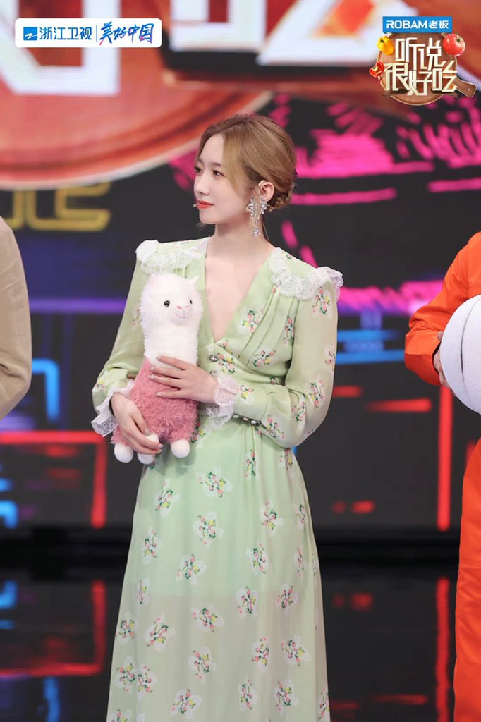 her with a llama 🥺

#MEIQI #孟美岐 #미기