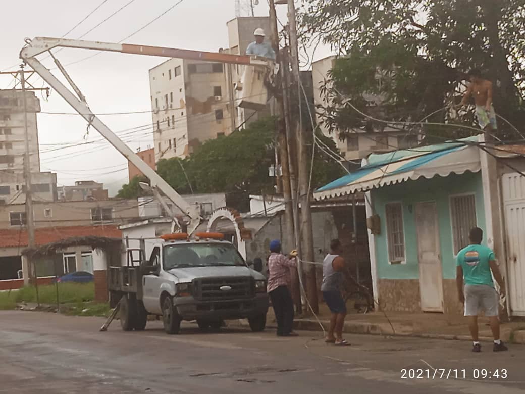 FranciscoGpsuv's tweet photo. #Ahora Continuamos en la calle atendiendo zonas afectadas por la tormenta N° 18; en este momento cuadrillas de #Corpoelec junto a equipo de la Alcaldía están trabajando en la recuperación del servicio eléctrico en la C/12 de Octubre en Bella Vista Centro #QuítaleLaCoronaAlVirus https://t.co/DQP2RmMkvn