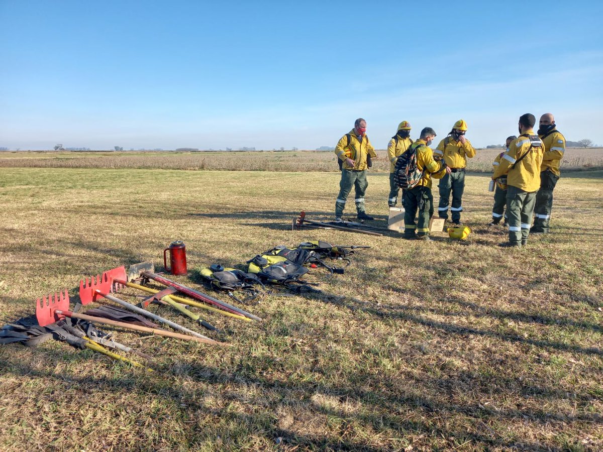 DefensaEr's tweet photo. Nueva jornada de operaciones contra incendios en las islas Las Lechiguanas, junto a Policía de Entre Ríos, @er_ambiente y Bomberos Voluntarios de Gualeguay, Gualeguaychú, Urdinarrain y Villa Paranacito https://t.co/vuOA6seUHS