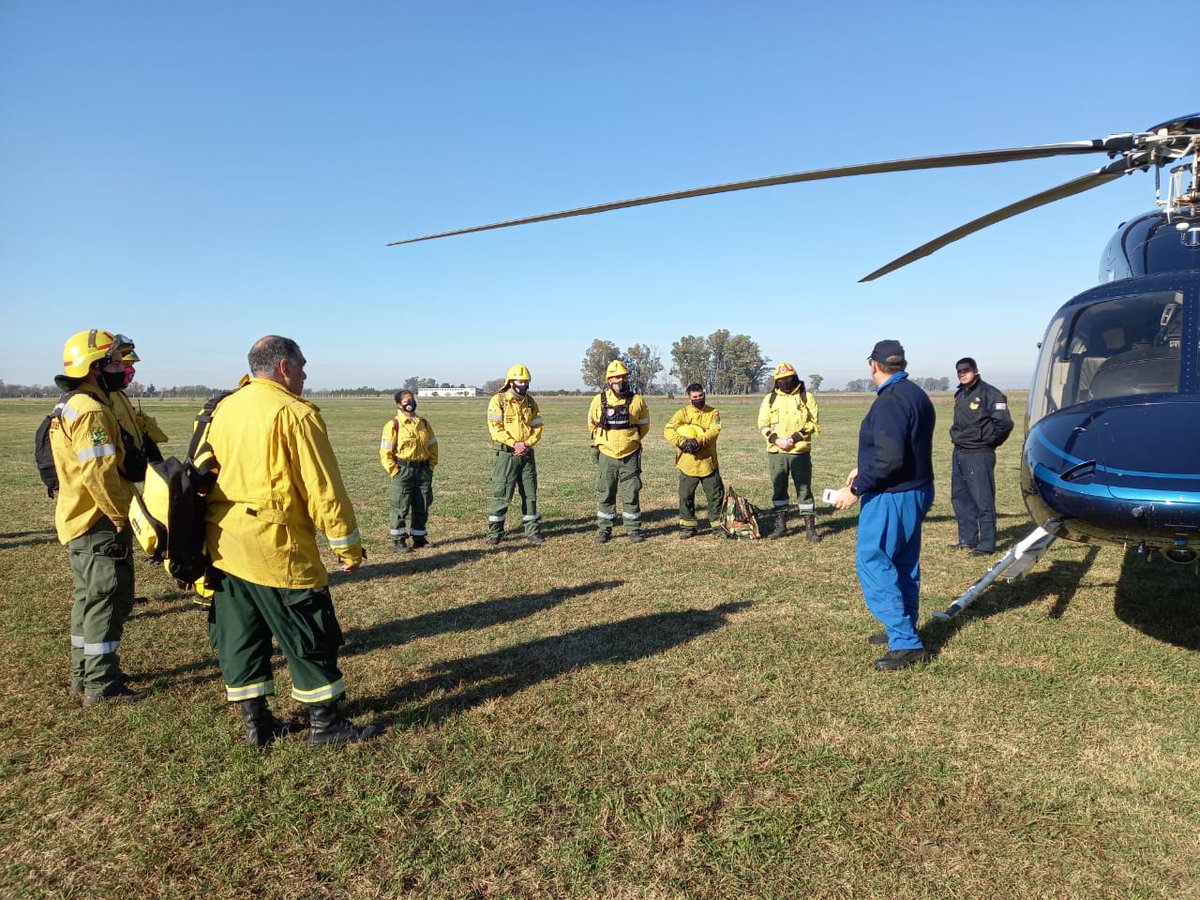 DefensaEr's tweet photo. Nueva jornada de operaciones contra incendios en las islas Las Lechiguanas, junto a Policía de Entre Ríos, @er_ambiente y Bomberos Voluntarios de Gualeguay, Gualeguaychú, Urdinarrain y Villa Paranacito https://t.co/vuOA6seUHS