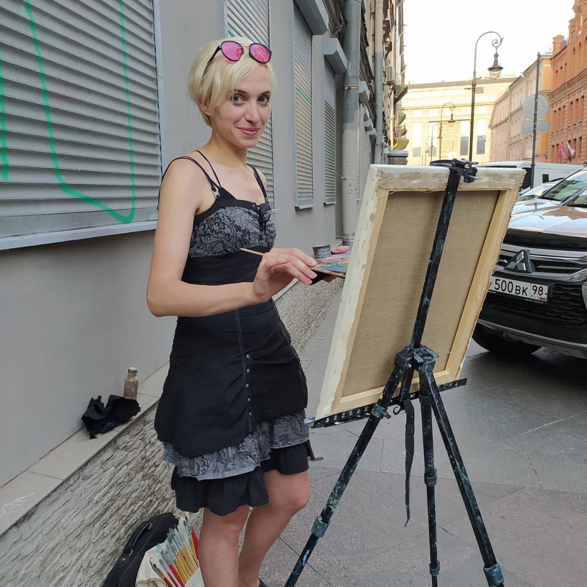 xaos_wind's tweet photo. Pleinair painting in pink glasses 😜
#xaos_wind #pleinairpainting #streetart #artlife #inprocess #oilpainting #живопись #нестандАрт #работахудожника #художникипетербурга #напленэре #хроникикистииклинка #покрасьменяеслисможешь #улицыпитера https://t.co/SD7VmIJdzb