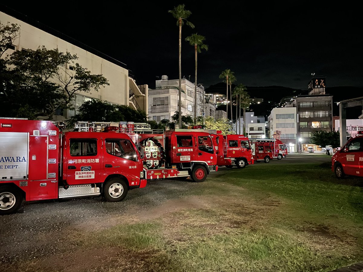 take5taka5's tweet image. 夜、ウォーキングやランニングをしてたら
沢山の高度レスキュー車や警察車両、自衛隊の方々を見た。
全国の災害救助派遣の方々が沢山来て助けてくれている。
こんな世界になってから
沢山の当たり前を失わない様にしたいな。